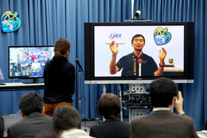 「あす宇宙に行ってもいい」 油井さん、帰還後初会見