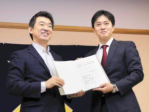 「退職金廃止、報酬4割減」 吉村大阪市長が就任記者会見で