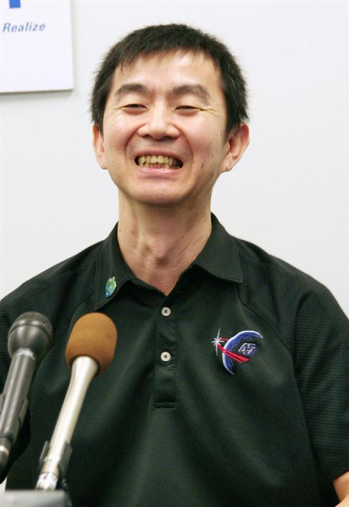 油井宇宙飛行士が会見「明日宇宙に行けるほど回復」