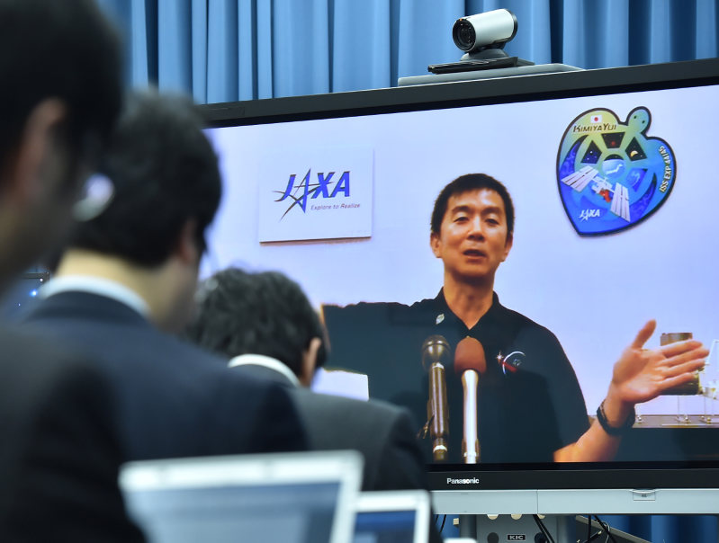油井さん「明日宇宙行ける」 帰還後初会見で元気な姿