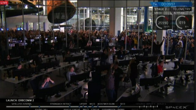 スペースＸの再利用型ロケット、ようやく着陸に成功