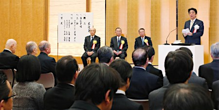 内閣制度130周年で式典=安倍首相「先人の足跡受け継ぐ」