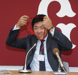 巨人の契約更改終了 岡本、２００万円アップ