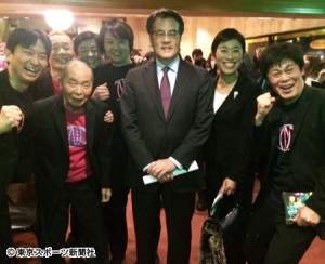 民主・岡田代表「存在感無さすぎて」 政治コントで年忘れ