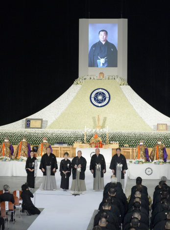 「力士の目標」しのぶ 協会葬