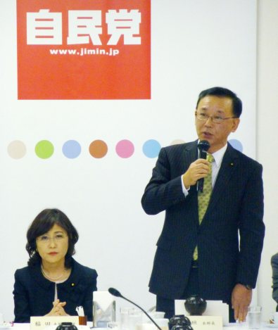 自民「歴史検証」初日ピリピリ 海外メディア排除、意見の表明制止