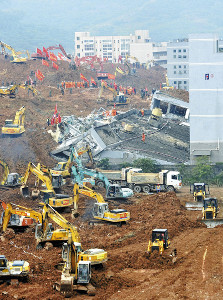 廃棄物処理会社の副社長を連行…中国の残土崩落 2015年12月23日 09時29分