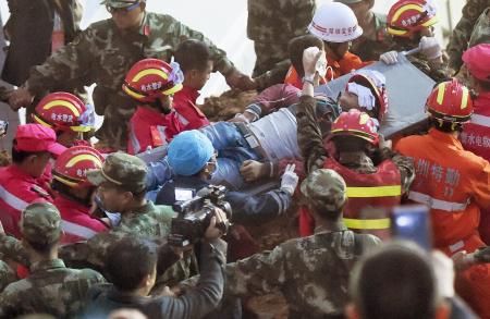 中国土砂崩れ、６７時間ぶりに１９歳男性救出 2015年12月23日 11時44分