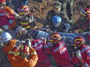 土砂崩れから67時間…生存者男性、初の救出 2015年12月23日 20時18分