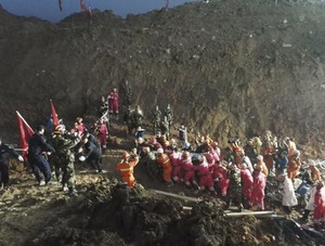 大々的に「奇跡の救出劇」人災批判かわす狙いか 2015年12月23日 20時01分