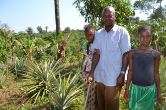 「終息」 西アフリカ・シエラレオネ（その１） 犠牲、妻の墓どこに