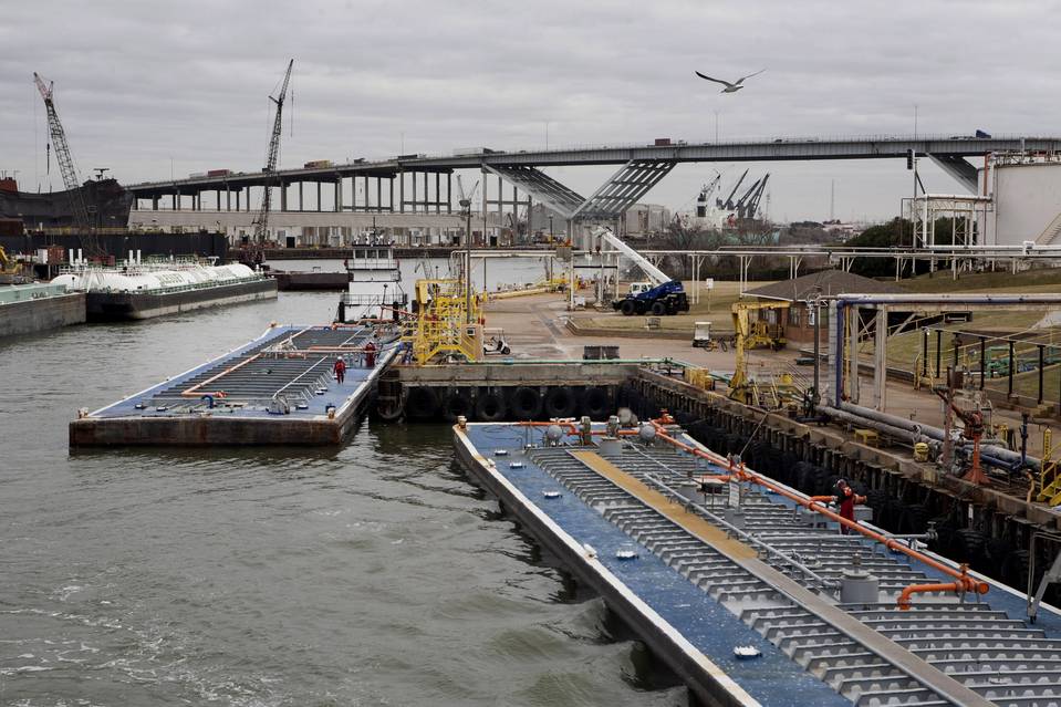 米、解禁後初の原油輸出へ 欧州向けに60万バレル