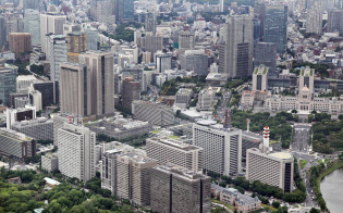 税収増頼み、歳出減進まず 16年度予算案96.7兆円