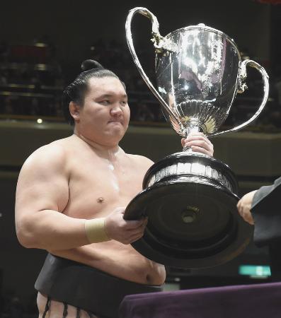 白鵬ギネス認定「史上最多優勝」今年１月に大鵬抜く