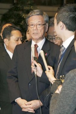 沖縄振興予算増に翁長知事謝意、菅官房長官と会談 2015年12月25日