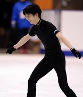 羽生、公式練習で踏みきり確認