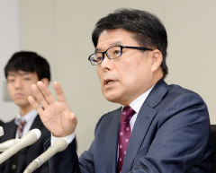 高市早苗総務相「利便性の視点重視」 限度額引き上げ 麻生金融相も容認