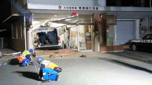 交番に９人乗りワゴン車突っ込む 運転手が死亡 群馬