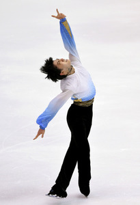 羽生、ＳＰ１００点超え 首位発進 全日本フィギュア