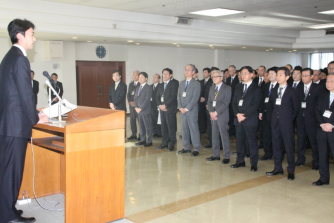 千葉市役所で25日、一足早い仕事納めの…