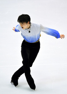 全日本選手権 転んでも羽生、１００点超 Ｖ４へＳＰ首位