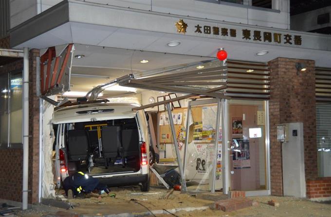 交番に車突っ込み1人死亡 群馬