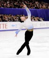 羽生首位発進 こけても１００点超え