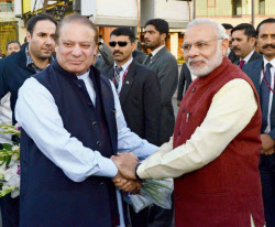 印首相 パキスタン訪問 １２年ぶり対話促進など確認