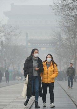 北京、スモッグで“ホワイトクリスマス”