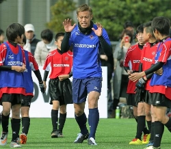 本田「夢を持ちあきらめない」小学生を熱血指導