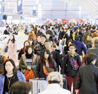 さあ海外へ 関西空港で出国ラッシュ始まる 2015年12月26日