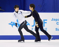 羽生が衝突、再開後は笑顔 全日本フィギュア練習
