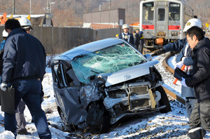 軽と列車衝突、１人重体 2015年12月26日