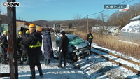 踏切で列車と車衝突、女性重体 北海道(北海道)