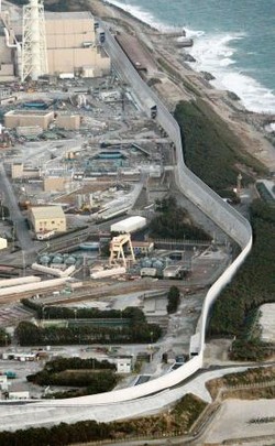浜岡原発の防潮堤の壁完成 - 中部電、２２ｍ津波対策用