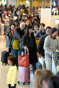 中部空港で出国ラッシュ始まる 新幹線も混雑