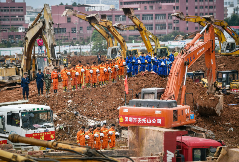 中国土砂崩れ１週間、不明７５人…哀悼式典も 2015年12月27日 10時17分