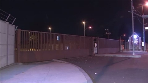 横田基地に「不審な荷物」持った人物が侵入、身柄を拘束