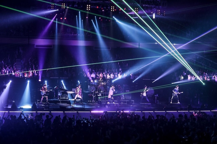 レア曲も続々！UVERworld、8年連続のクリスマス武道館公演
