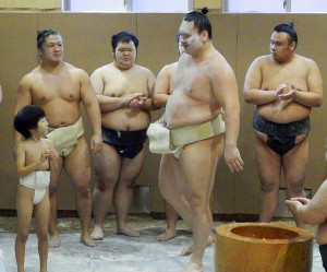 白鵬、まわし姿の長男と餅つき「初場所を前にいい思い出になる」