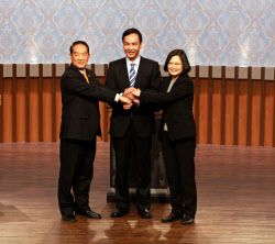 台湾総統選、テレビ討論会で対中政策巡り舌戦