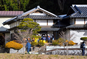 離れから出火、男女の遺体…掘りごたつが火元か 2015年12月28日 11時10分