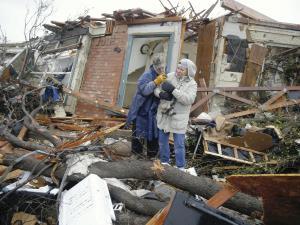 米南部で複数の竜巻、11人死亡・5万世帯停電 2015年12月28日 10時38分