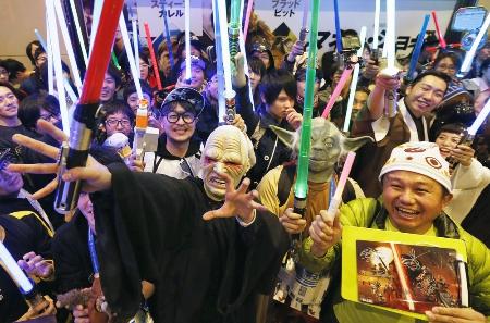 スター・ウォーズ、早くも興収10億ドル突破 2015年12月28日 10時21分