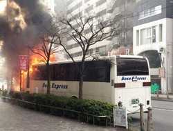 池袋で停車中の観光バス炎上「蛍光灯から火花」 2015年12月28日 12時46分