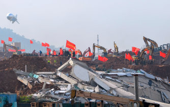 中国土砂崩れ:深セン市の元局長が自殺