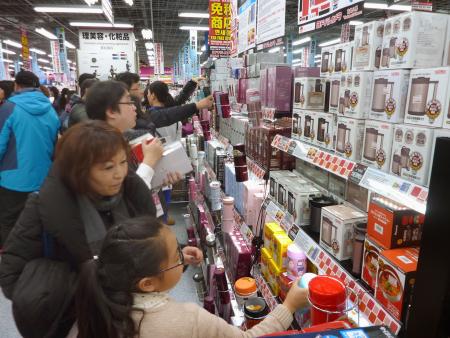 内閣府、官民連携で訪日客拡大を 国内消費は稼ぐ力と報告書