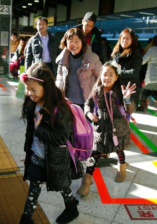 帰省ラッシュ本格化 空の便は混雑ピーク