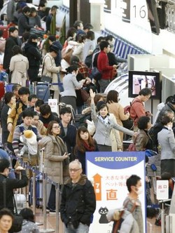 帰省ラッシュ空の便ピーク 新幹線の指定席“満席”