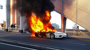 橋の上でフェラーリ炎上、けが人なし 東京・中央区